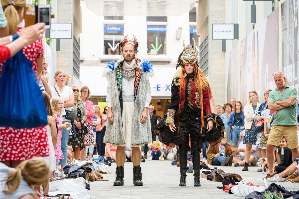 Live performance Pan ~// Catwalk door Zwermers