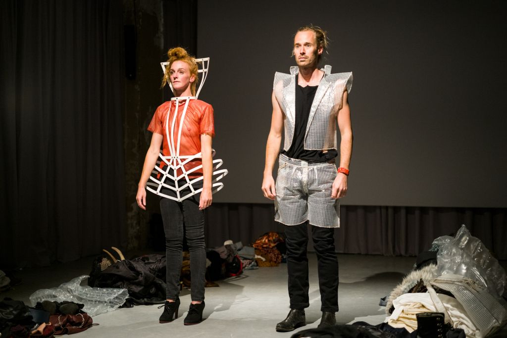 Live performance Pan ~ // Catwalk door Zwermers & Filmvertoning Novel van Carmen Roca Igual